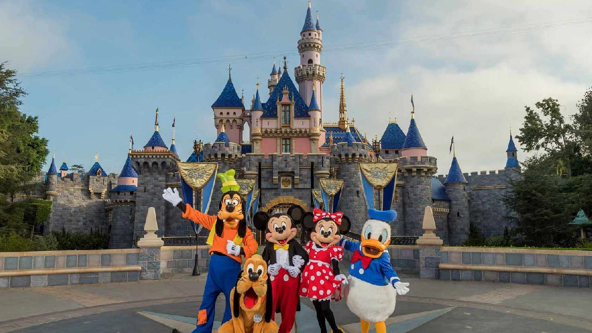 Luxury limo arriving at Walt Disney World from Orlando Airport